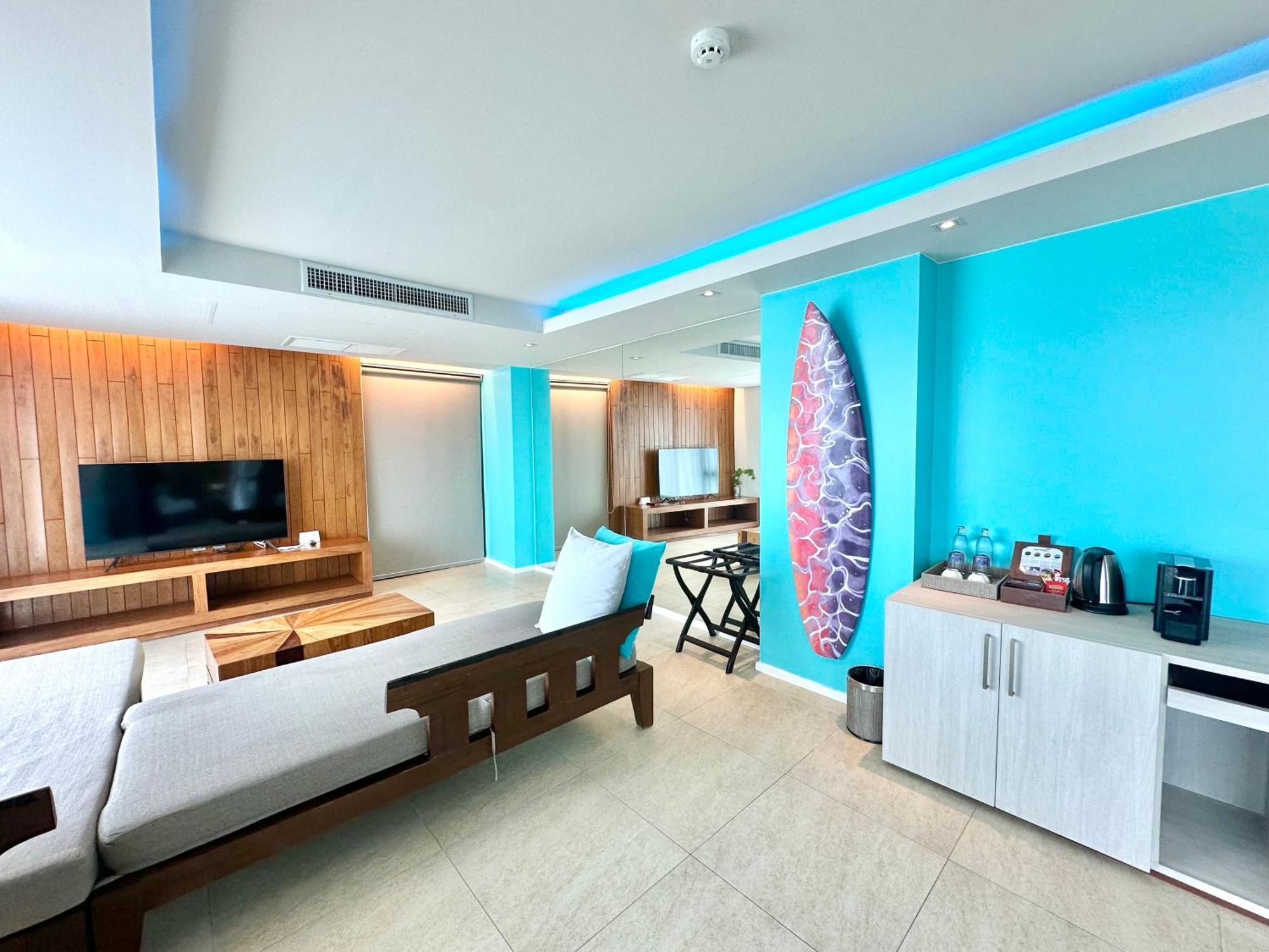 Zenmaya Oceanfront Phuket, Trademark Collection By Wyndham Patong Экстерьер фото A suite at the hotel